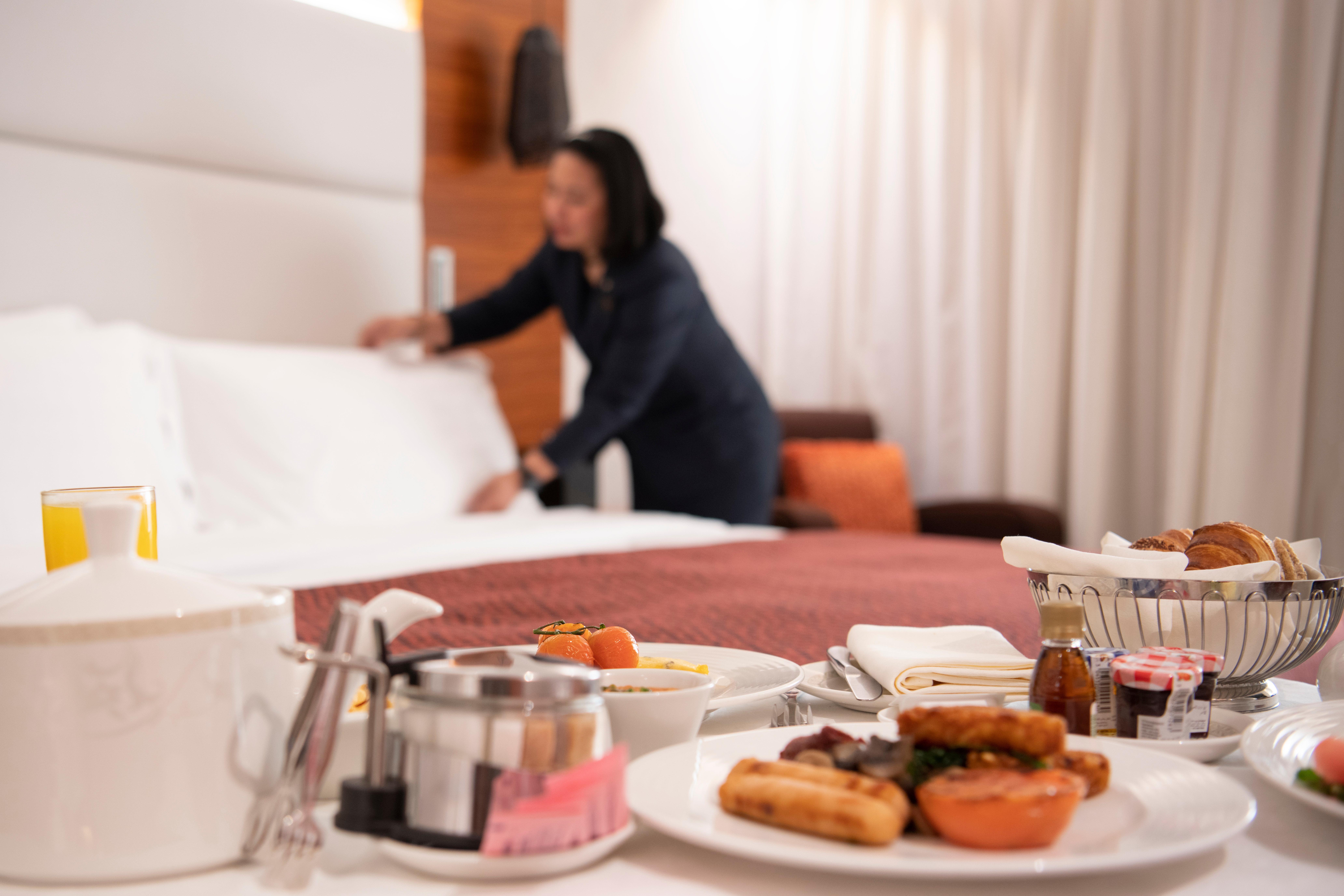 Intercontinental Bahrain, An Ihg Hotel Manama Exterior photo A room maid making a bed